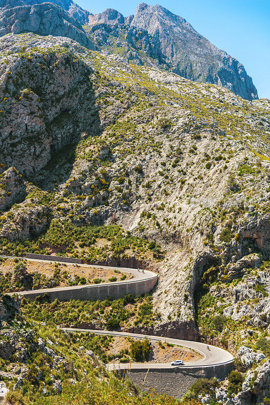 在Tramuntana - Mallorca山脉蜿蜒的道路